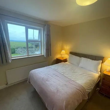Feriehus 3 Bedroom In The Lahinch Area. *