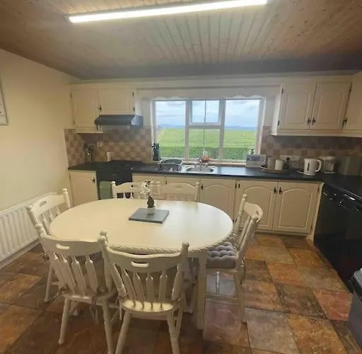 3 Bedroom In The Lahinch Area. 펜션 *